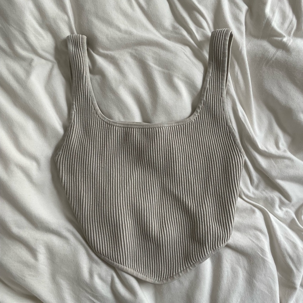 Aritzia / babaton sculpt knit v-cut cropped tank